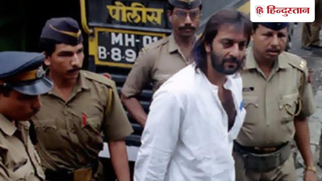 मैंने उसके बाल खींचे और&hellip;IPS  ने बताया गिरफ्तारी के बाद क्या था संजय दत्त का हाल, पिता के पैरों में गिरकर बोले गलती हो...