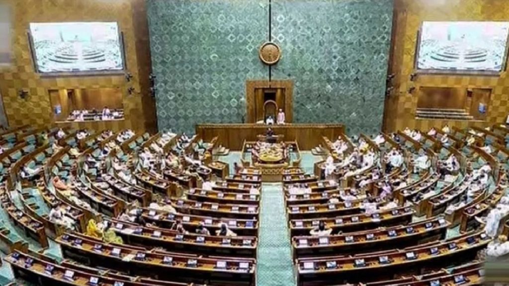 ई-सिगरेट,भौ-भौ,पन्ने फटे, मेजों पर चढ़कर नारेबाजी, विपक्ष का आधी रात प्रदर्शन, वीडियो में देखें शीतकालीन सत्र के वायरल...