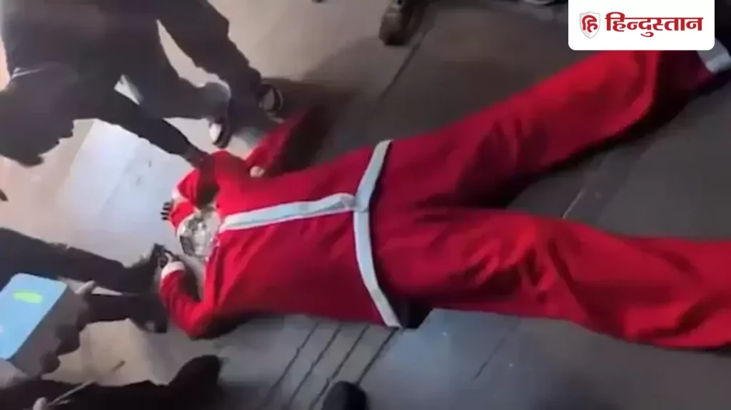 સાન્તાક્લોઝ બેહોશ થઈ ગયો! દિલ્હીના પ્રદૂષણ વચ્ચે AAPનો વીડિયો, સૌરભ ભારદ્વાજે શેર કર્યો… सांता क्लॉज बेहोश हो गया! दिल्ली प्रदूषण के बीच AAP का वीडियो, सौरभ भारद्वाज ने शेयर...