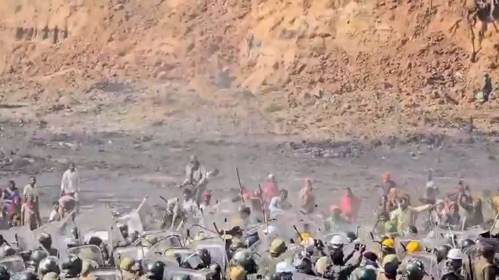 छत्तीसगढ़ में रियल 'गैंग्स ऑफ वासेपुर', वीडियो में देखें कोयला खदान को लेकर ग्रामीणों और पुलिस में झड़प | A fierce clash broke out between villagers and policemen over a coal mine in Chhattisgarh...