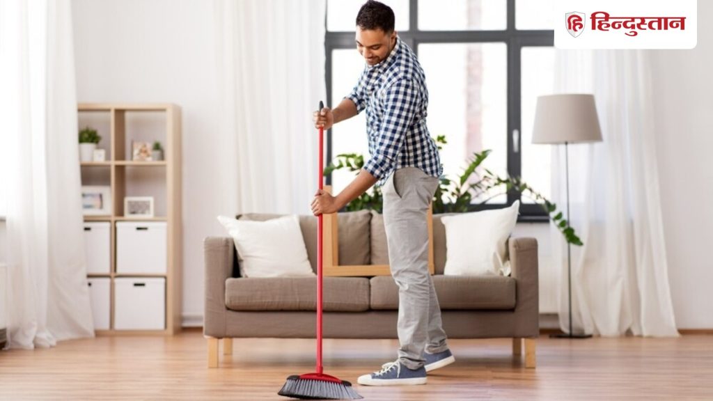 क्या महिलाओं की तरह पुरुष भी घर में झाड़ू-पोछा कर सकते हैं? जानिए इसके शुभ-अशुभ...