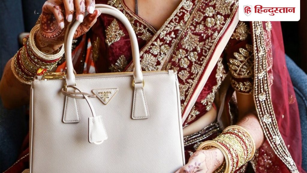 लड़कियों को बैग में गलती से नहीं रखनी चाहिए ये 5 चीजें, बढ़ती है...