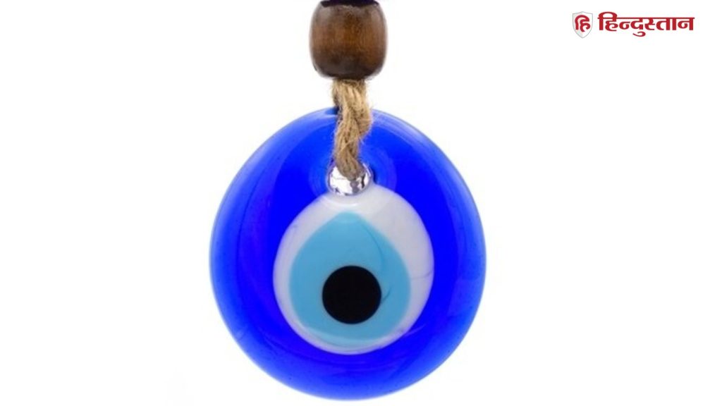 ફેંગશુઈ ટિપ્સઃ એવિલ આઈ ચાર્મ સાથે સંબંધિત આ ઉપાયો ઘરને ખરાબ નજરથી બચાવશે, જાણો… फेंगशुई टिप्स: ईविल आई चार्म से जुड़े ये उपाय घर की बुरी नजर से करेंगे रक्षा, जानिए...