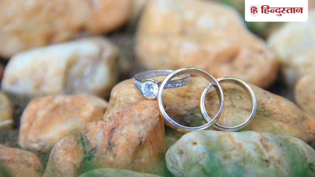 કેવી રીતે અને કયા હાથ પર ચાંદીની વીંટી પહેરવી જોઈએ? નિયમો જાણો અને… चांदी की अंगूठी कैसे और किस हाथ में पहननी चाहिए? जानिए नियम और...
