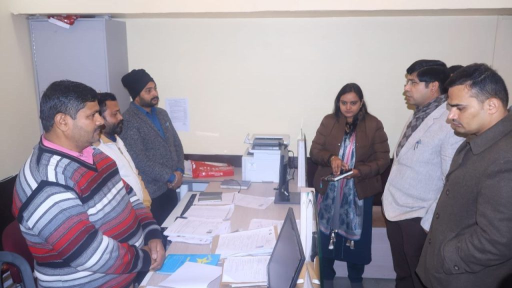 संभल में दिखा SIR के पहले चरण का असर, 20% से ज्यादा मतदाता सूची से बाहर, चंदौसी में सबसे ज्यादा वोटर्स की कटौती | SIR impact of first phase in Sambhal 20% voters removed from Voter...