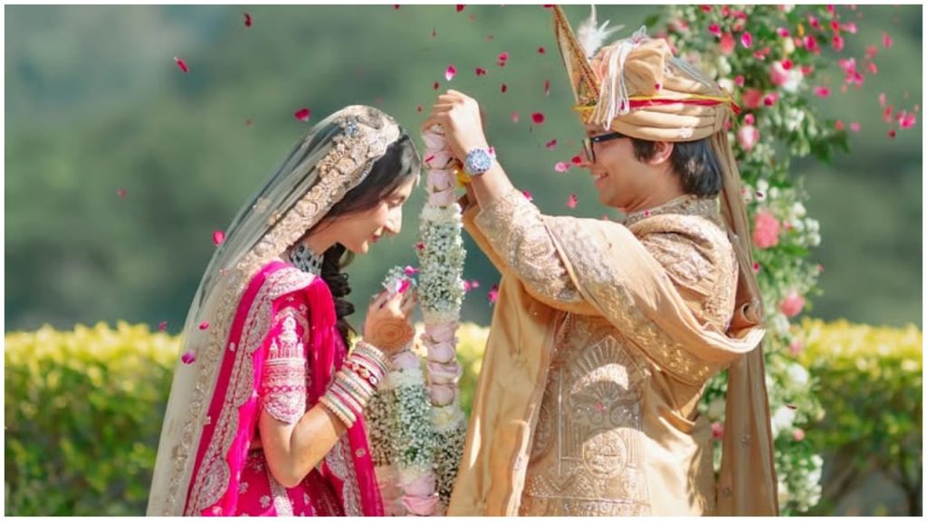 दुल्हा बने यूट्यूबर सौरव जोशी, गंगा किनारे अवंतिका भट्ट संग रचाई शादी, देखें तस्वीरे | YouTuber Sourav Joshi Wedding to Avantika Bhatt In Rishikesh see First Pic...