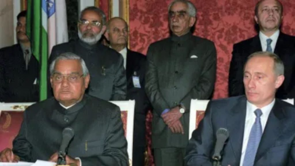 'मिशन मॉस्को' के दौरान पहली बार पुतिन से मिले थे मोदी, रूस ने शेयर की फोटो | The Russian President&rsquo;s office, the Kremlin, shared a 24-year-old photo of Putin and...