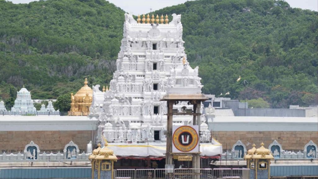 तिरुपति मंदिर में नकली घी विवाद के बाद अब सिल्क शॉल घोटाले का हुआ खुलासा, कॉन्ट्रैक्टर ने 54 करोड़ की लगाई चपत...