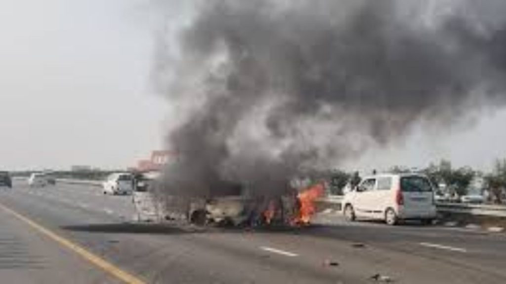 'कार में 3 बच्चे पी रहे थे पानी...', दो कारों में जोरदार टक्कर के बाद लगी आग, 5 की दर्दनाक मौत | Tragic road accident on Purvanchal Express, 5 people...