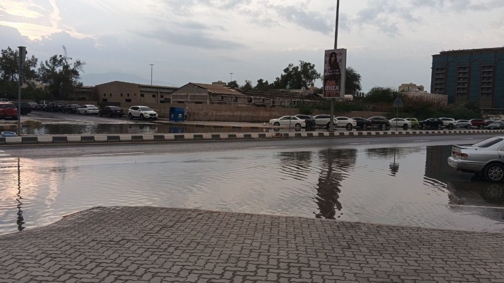 रेगिस्तानी देश में 'जल प्रलय', UAE में भारी बारिश, दुबई-अबू धाबी में मौसम का'आफतकाल', जानें क्यों अचानक बदला...