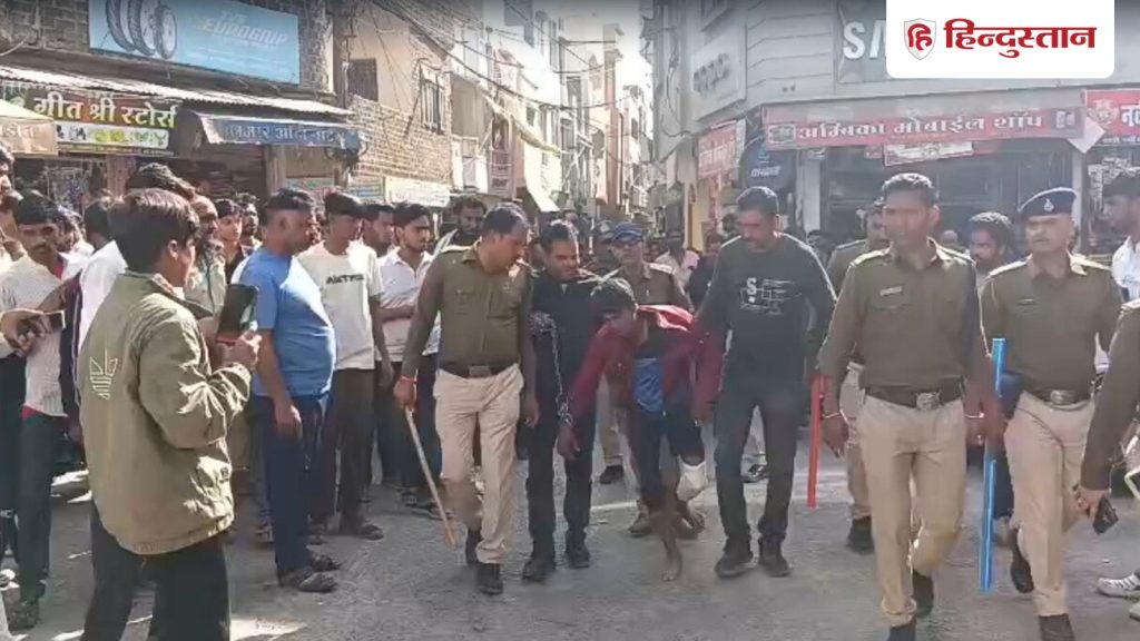 ઉજ્જૈનમાં યુવતી સાથે ક્રૂરતાઃ આરોપી રિયાઝ લંગડાતો જોવા મળ્યો, પોલીસે સરઘસ કાઢ્યું -… उज्जैन में बच्ची से हैवानियत: लंगड़ाता दिखा आरोपी रियाज, पुलिस ने निकाला जुलूस-...