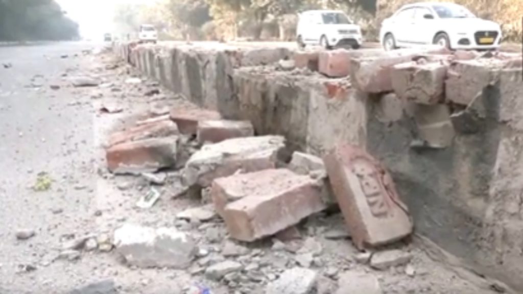 दिल्ली के वसंत कुंज के पास बेकाबू हुई तेज रफ्तार मर्सिडीज, तीन को कुचला, एक की मौत | speeding Mercedes went out of control near Vasant Kunj in Delhi crushing three people killing...