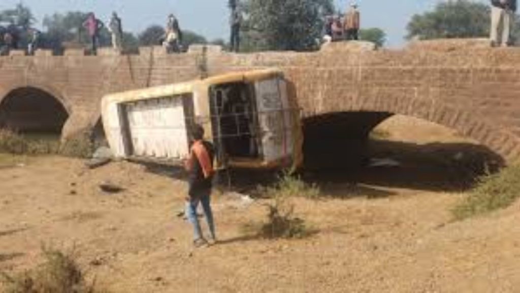 विदिशा में बड़ा सड़क हादसा, पुल पार करते समय नदी में जा गिरी स्कूली बस; पिकनिक मनाने जा रहे 28 बच्चे घायल | School bus falls into river in Vidisha district of mp, many student...