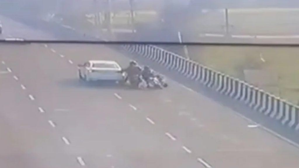 दिल्ली-लखनऊ हाई-वे पर दिनदहाड़े 85 लाख की लूट, वीडियो में देखें अकाउंटेंट को स्कूटर सवारों ने कैसे बनाया टारगेट | daylight robbery of 85 lakh rupees took place on the Delhi-Lucknow highway watch...