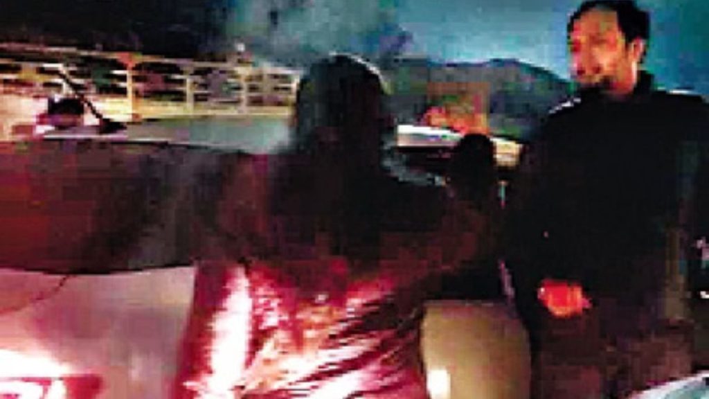 मेरठ में वर्दी का रौब पर पड़ा भारी, महिला दारोगा ने जाम में दंपति से की गाली-गलौज, वीडियो वायरल होने पर लाइन...