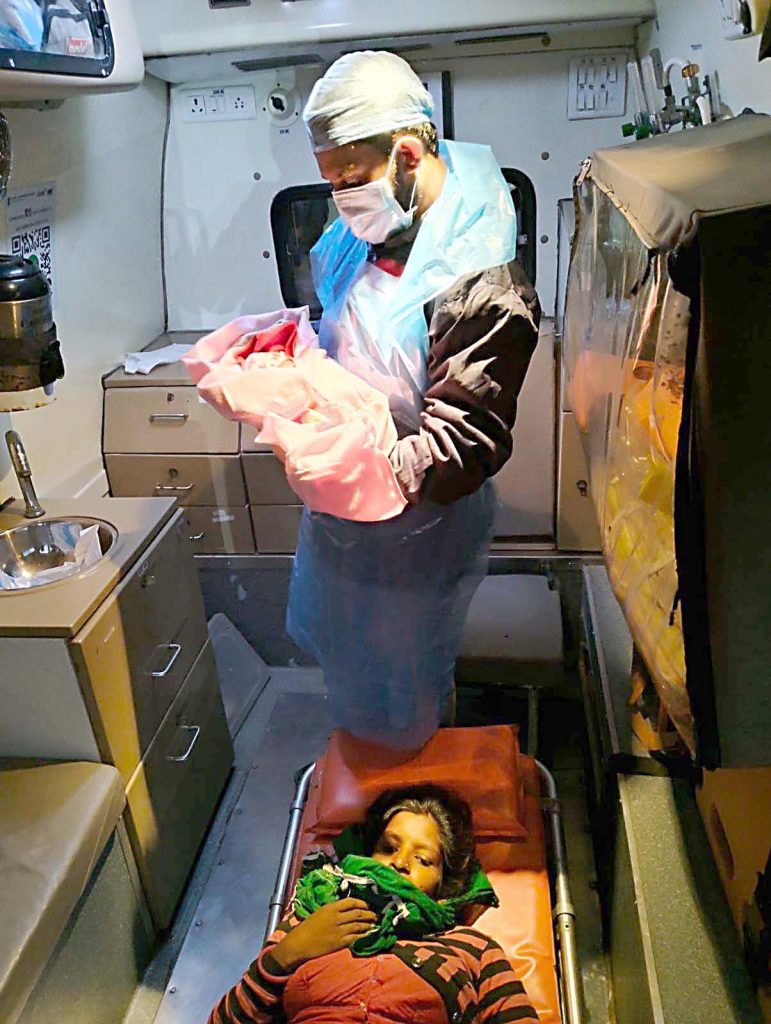 ૧૦૮ એમ્બ્યુલન્સમાં ડોક્ટરની સલાહ મુજબ મહિલાની સફળ પ્રસૂતિ કરાવાઈ