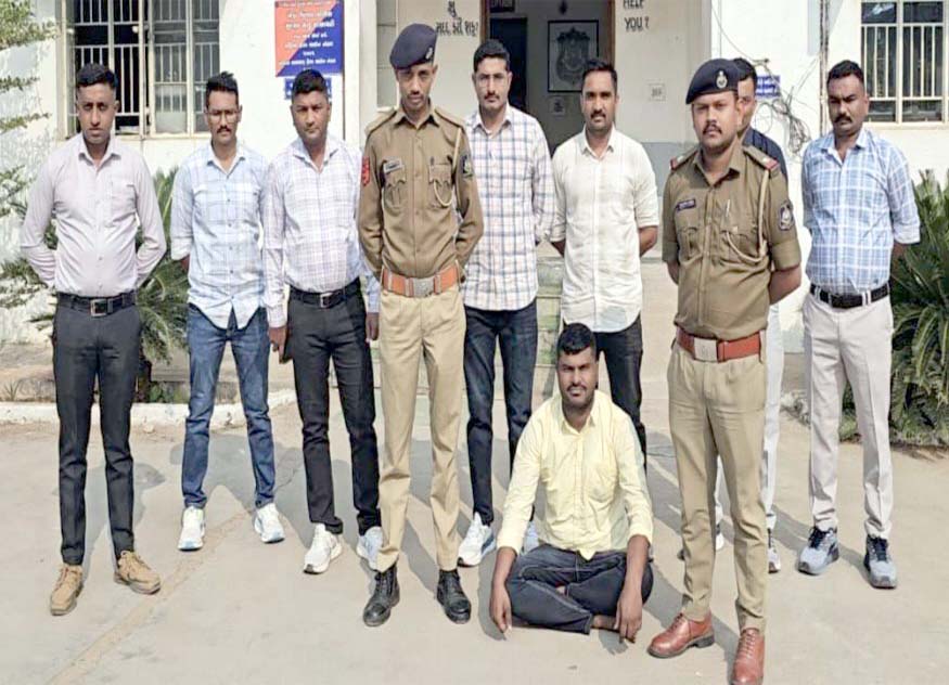 અમદાવાદ સિવિલમાંથી ભાગેલા રીઢા ગુનેગાર કપડવંજની હોટલમાં આરામ કરતો હતોઃ… અમદાવાદ સિવિલમાંથી ભાગેલા રીઢા ગુનેગાર કપડવંજની હોટલમાં આરામ કરતો હતોઃ...