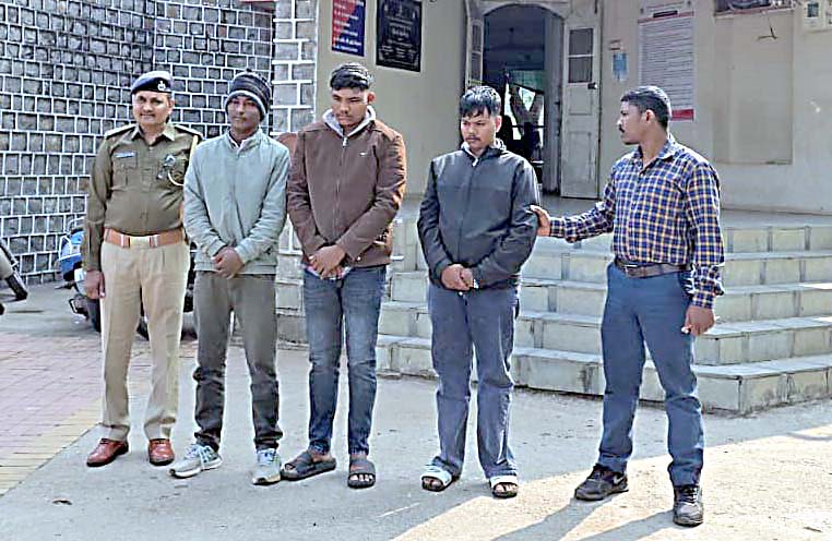 પૈસાની લાલચે મિત્રોએ જ મિત્રનું અપહરણ કર્યું: ગણતરીની કલાકોમાં આરોપીઓ… પૈસાની લાલચે મિત્રોએ જ મિત્રનું અપહરણ કર્યું: ગણતરીની કલાકોમાં આરોપીઓ...