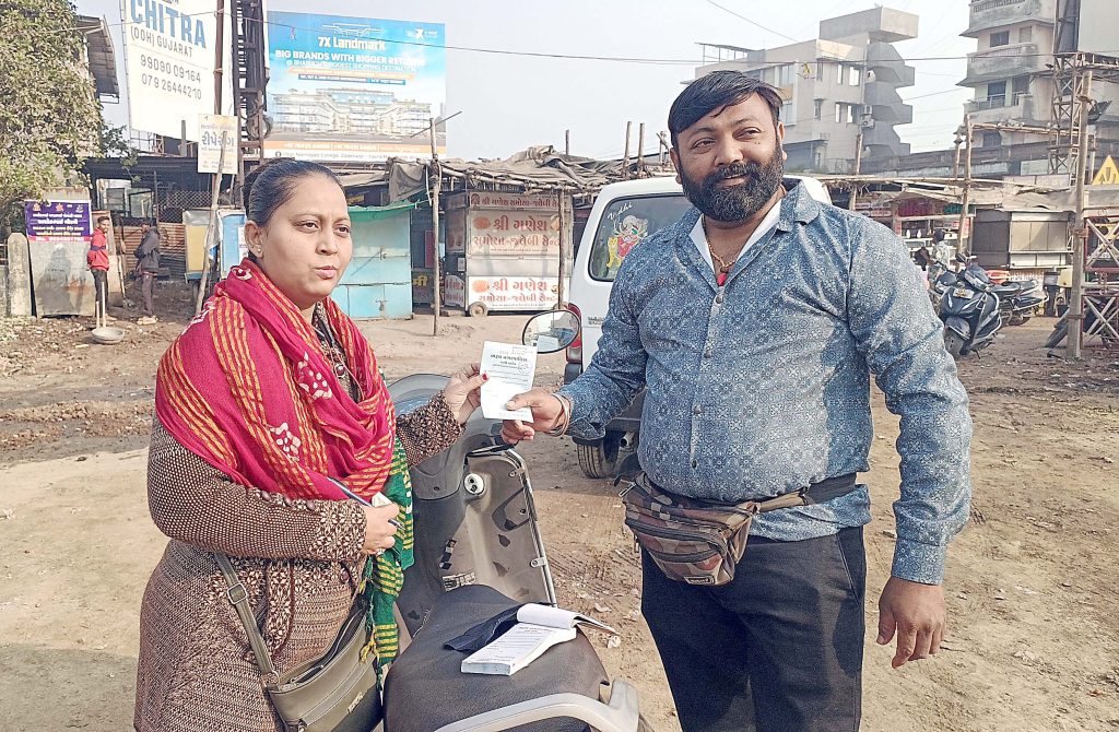 લારી અને રેસ્ટોરન્ટ સંચાલકોને ગંદકી તેમજ જાહેરમાં દુર્ગંધ મારતા પાણીનો… લારી અને રેસ્ટોરન્ટ સંચાલકોને ગંદકી તેમજ જાહેરમાં દુર્ગંધ મારતા પાણીનો...