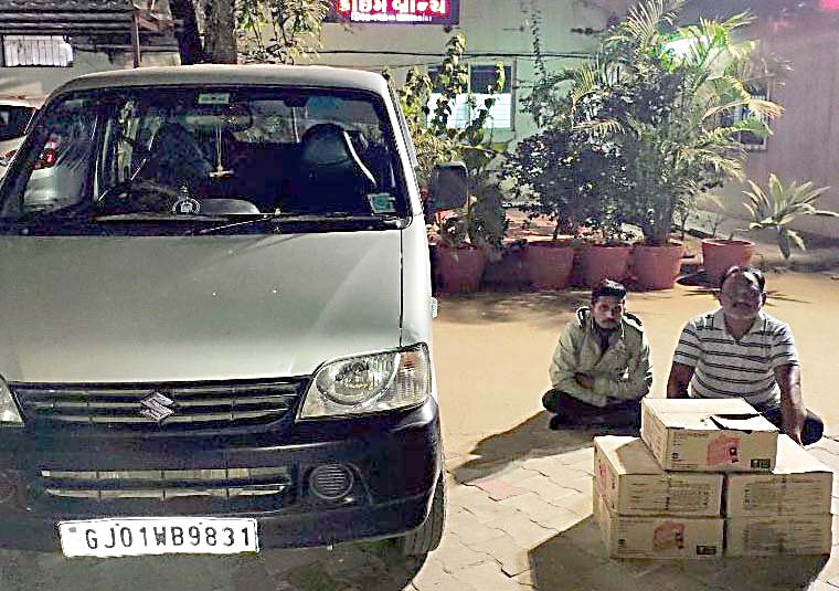 અમદાવાદના બે શખ્સો હિંમતનગરના નવા રોડ પરથી વિદેશી દારૂના જથ્થા સાથે ઝડપાયા અમદાવાદના બે શખ્સો હિંમતનગરના નવા રોડ પરથી વિદેશી દારૂના જથ્થા સાથે ઝડપાયા