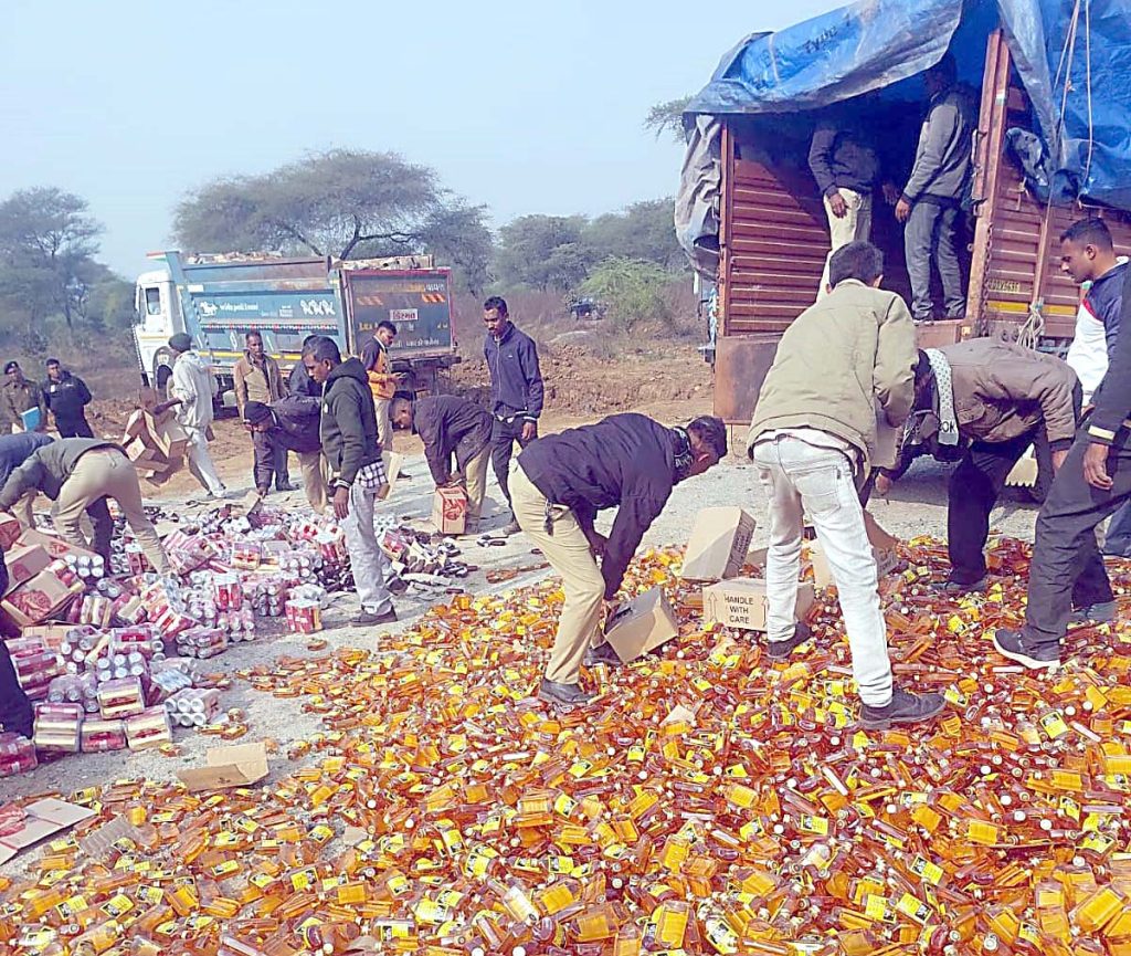 રૂ.૨.૮૭ કરોડના વિદેશી દારૂનો જાહેર નાશ કરાયો રૂ.૨.૮૭ કરોડના વિદેશી દારૂનો જાહેર નાશ કરાયો