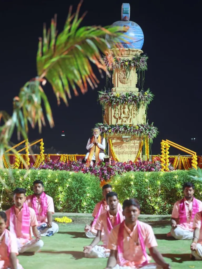 PM મોદીએ સોમનાથ સ્વાભિમાન ઉત્સવમાં ભાગ લીધો, જુઓ તસવીરો PM મોદીએ સોમનાથ સ્વાભિમાન ઉત્સવમાં ભાગ લીધો, જુઓ તસવીરો