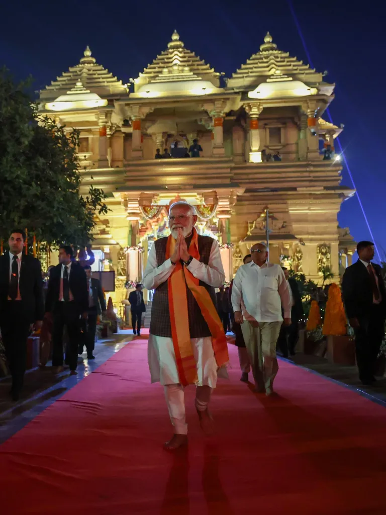 PM મોદીએ સોમનાથ સ્વાભિમાન ઉત્સવમાં ભાગ લીધો, જુઓ તસવીરો PM મોદીએ સોમનાથ સ્વાભિમાન ઉત્સવમાં ભાગ લીધો, જુઓ તસવીરો