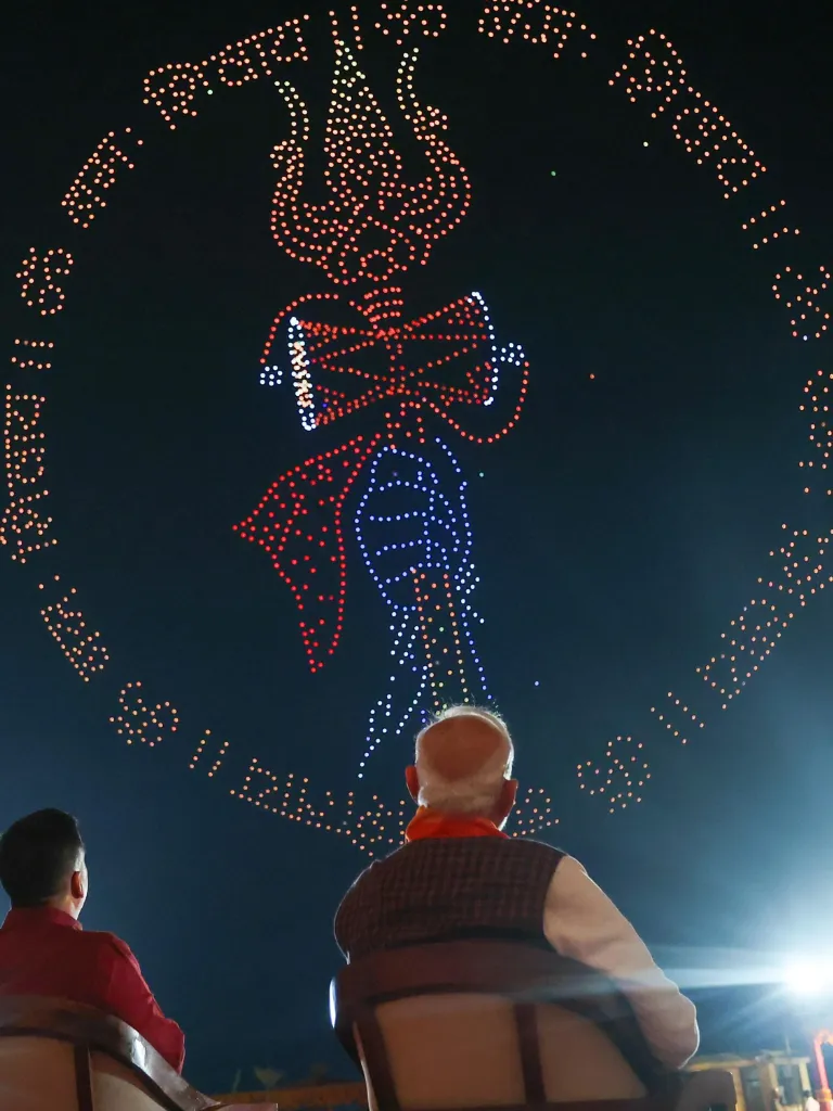 PM મોદીએ સોમનાથ સ્વાભિમાન ઉત્સવમાં ભાગ લીધો, જુઓ તસવીરો PM મોદીએ સોમનાથ સ્વાભિમાન ઉત્સવમાં ભાગ લીધો, જુઓ તસવીરો