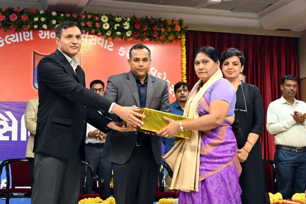 નડિયાદ BAPS મંદિર ખાતે પૂર્વ સૈનિકોના પરિવાર માટે સૈનિક સંમેલન કાર્યક્રમ… નડિયાદ BAPS મંદિર ખાતે પૂર્વ સૈનિકોના પરિવાર માટે સૈનિક સંમેલન કાર્યક્રમ...