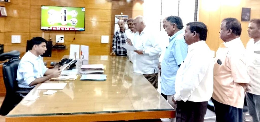 વલસાડ પાલિકાના ડમ્પીંગ સાઈડ મુદે કોંગ્રેસનું કલેકટરને આવેદન