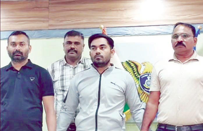 નેપાળની જેલમાંથી ભાગેલો આરોપી ઠક્કરબાપાનગરમાં ઓળખ છૂપાવી રહેતો હતો નેપાળની જેલમાંથી ભાગેલો આરોપી ઠક્કરબાપાનગરમાં ઓળખ છૂપાવી રહેતો હતો