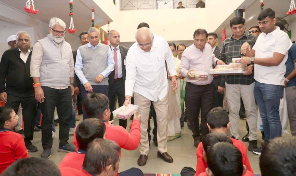 વડીલ વાત્સલ્ય સ્નેહ સાથે મનોદિવ્યાંગ શાળાનાં બાળકોને મીઠાઈ… વડીલ વાત્સલ્ય સ્નેહ સાથે મનોદિવ્યાંગ શાળાનાં બાળકોને મીઠાઈ...