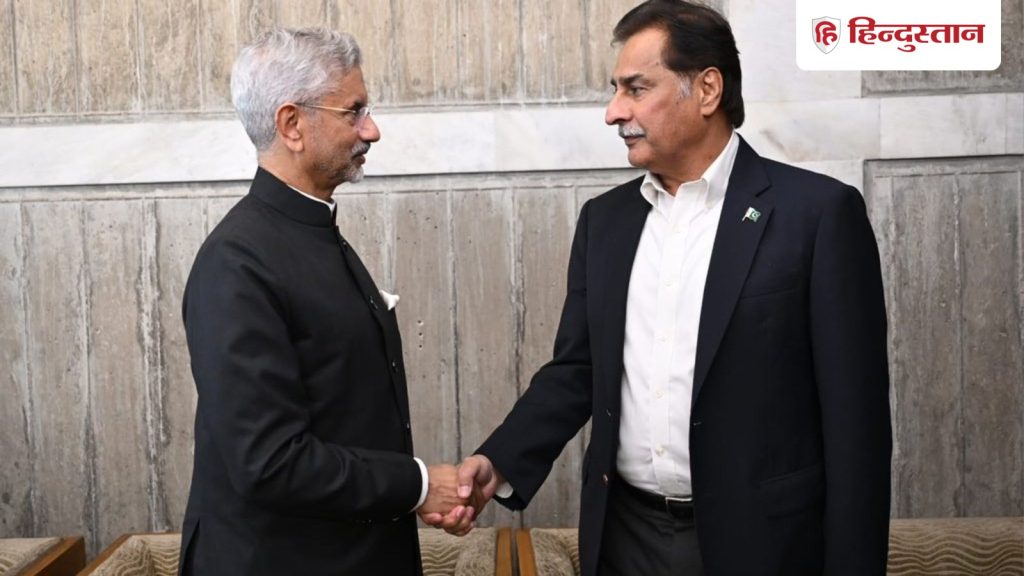 ऑपरेशन सिंदूर के बाद पहली मुलाकात, ढाका में पाकिस्तानी नेता से क्यों मिले...