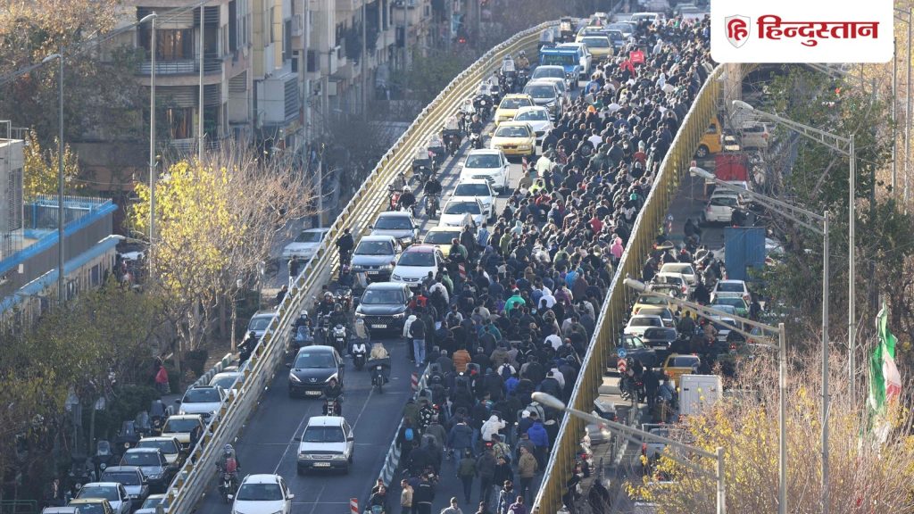 ईरान में बिगड़े हालात, हजारों Gen Z सड़कों पर उतरे; लगा रहे खामेनेई मुर्दाबाद के नारे, तीन की...