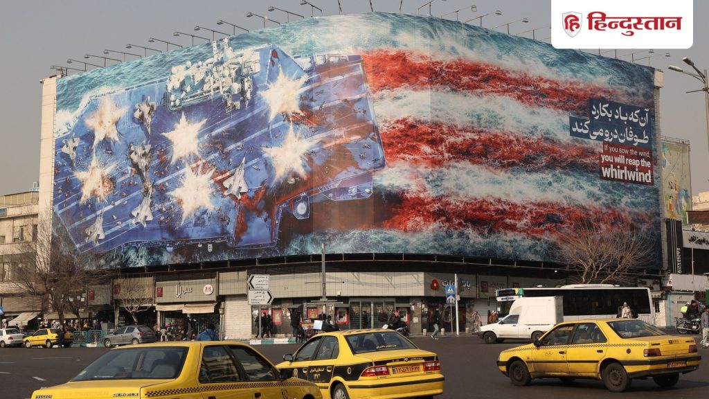 युद्धपोत पर जलते फाइटर जेट, चहुंओर धुआं और बहती खून की धार; ईरान ने US को यूं...