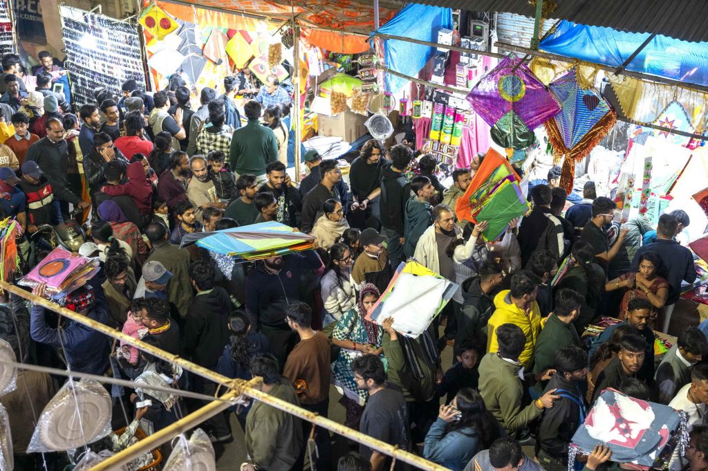 મોડી રાત સુધી રાયપુર દરવાજા બજારમાં પતંગ ખરીદવા ગ્રાહકોની ભારે ભીડ મોડી રાત સુધી રાયપુર દરવાજા બજારમાં પતંગ ખરીદવા ગ્રાહકોની ભારે ભીડ