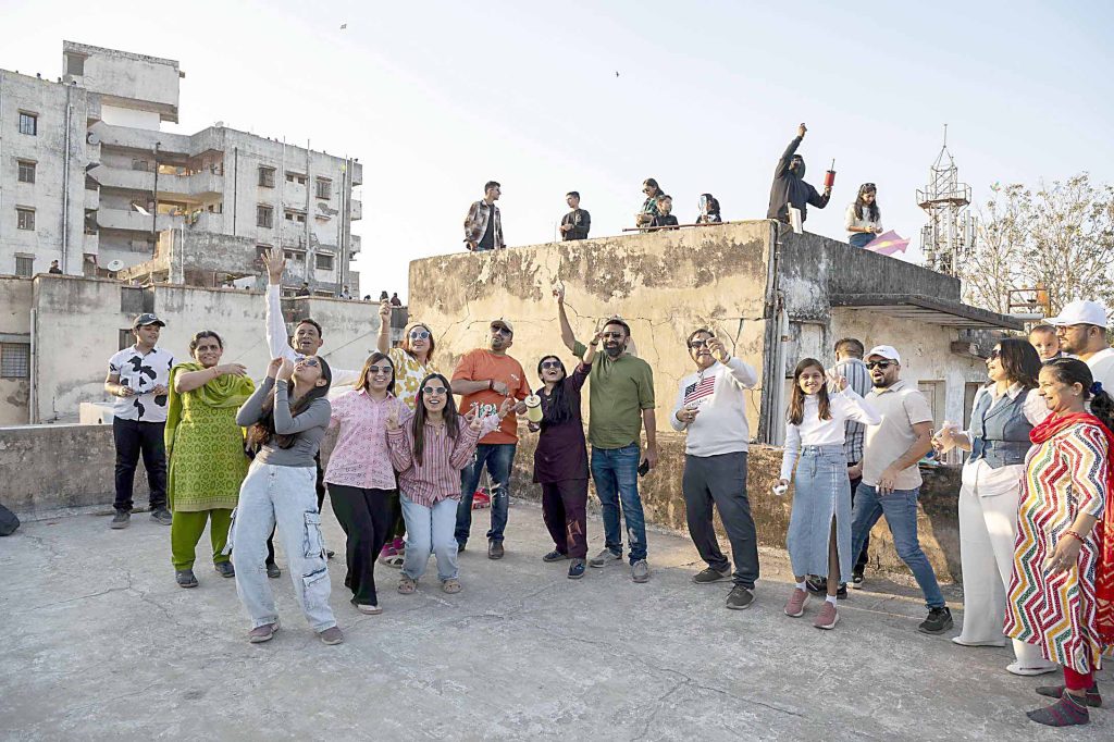 અમદાવાદના આકાશમાં ઉત્તરાયણનો અનેરો ઉત્સાહ જોવા મળ્યો, ‘કાઈ પો છે’ ના… અમદાવાદના આકાશમાં ઉત્તરાયણનો અનેરો ઉત્સાહ જોવા મળ્યો, ‘કાઈ પો છે’ ના...