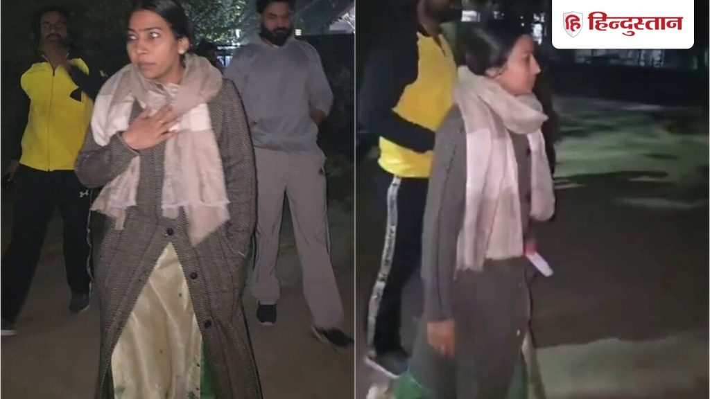 બીજેપી કાઉન્સિલરે રાત્રે અચાનક પાર્કની મુલાકાત લીધી, છોકરા-છોકરીઓને કરી કડક સજા… रात को अचानक पार्क का दौरा करने पहुंची भाजपा पार्षद, लड़के-लड़कियों को लगाई कड़ी...