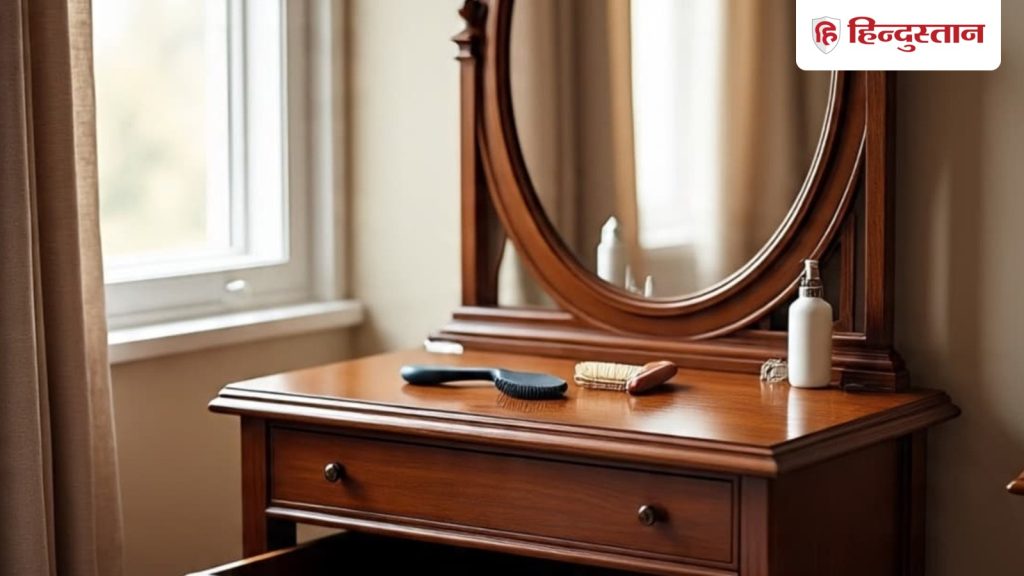वास्तु टिप्स: बेडरूम में कहां रखनी चाहिए ड्रेसिंग टेबल? जानिए सही...