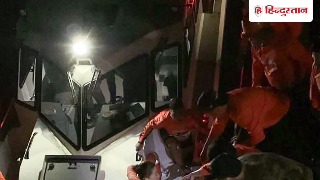 बीच समंदर अचानक डूब गई 350 से अधिक यात्रियों को ले जा रही नाव, अब तक 18 शव...