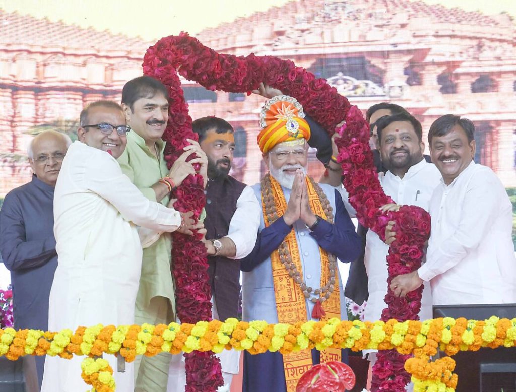 હુમલાખોરો ઇતિહાસમાં દફનાઈ ગયા, સોમનાથ ત્યાં જ ઊભું છે: PM મોદી હુમલાખોરો ઇતિહાસમાં દફનાઈ ગયા, સોમનાથ ત્યાં જ ઊભું છે: PM મોદી