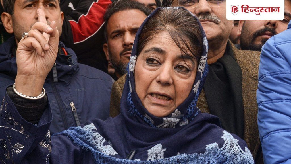 एआर रहमान के सांप्रदायिकता वाले बयान पर बवाल, जावेद अख्तर के विरोध में उतरीं महबूबा...