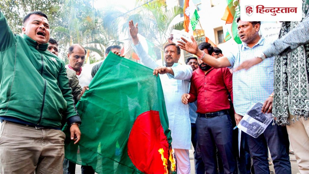 बांग्लादेश में हिंदू विधवा से दरिंदगी, गैंगरेप के बाद पेड़ से बांधा; बाल काटकर बनाया...