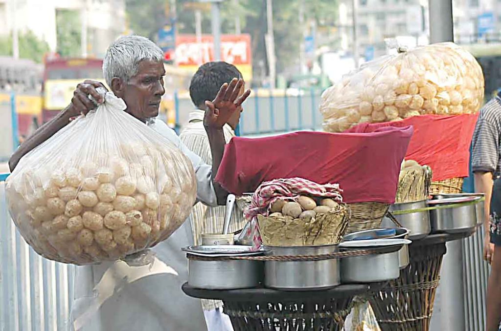 પાણીપુરીમાં સડેલા બટાકા તથા ગંદા પાણીના ઉપયોગથી આરોગ્ય વિભાગ ચોંકી ઉઠયું પાણીપુરીમાં સડેલા બટાકા તથા ગંદા પાણીના ઉપયોગથી આરોગ્ય વિભાગ ચોંકી ઉઠયું