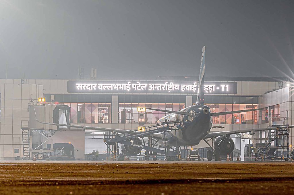 પાર્કિગ ચાર્જના બહાને એરપોર્ટ ઉપર લૂંટ કરવામાં આવી હોવાનો ખુલ્લેઆમ આક્ષેપ પાર્કિગ ચાર્જના બહાને એરપોર્ટ ઉપર લૂંટ કરવામાં આવી હોવાનો ખુલ્લેઆમ આક્ષેપ