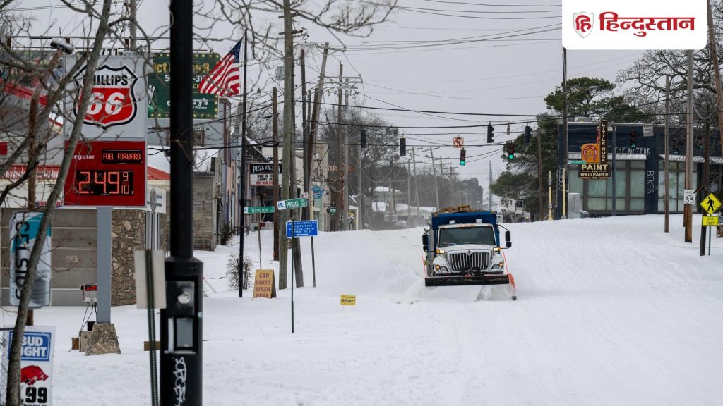 अमेरिका में बर्फीले तूफान से हाहाकार; भारी नुकसान और बिजली गुल, 10 हजार उड़ानें...