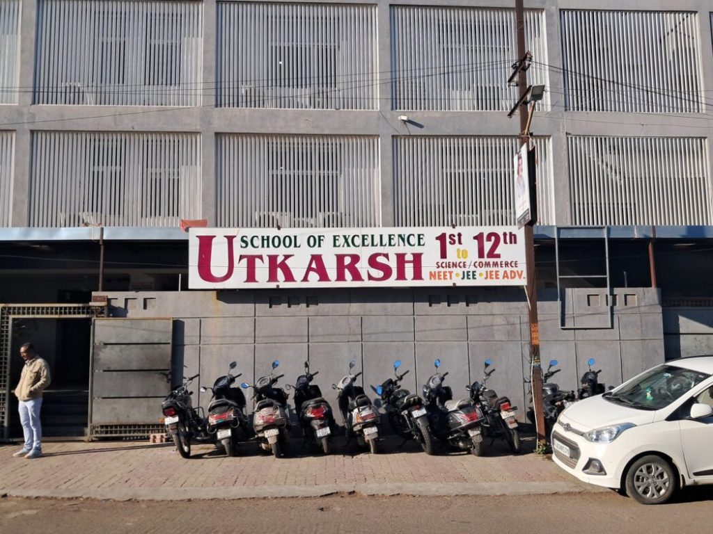 રાજકોટની ઉત્કર્ષ સ્કૂલમાં ત્રીજા માળેથી પટકાયેલા વિદ્યાર્થીનો...