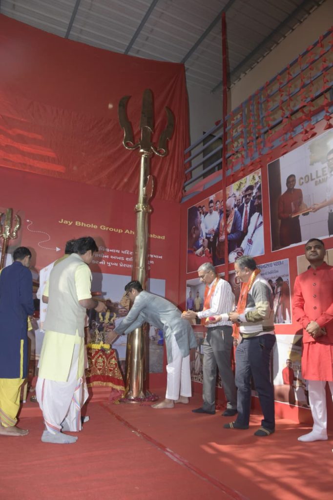 અંબાજીના ત્રિશૂલિયા ઘાટ પર સ્થાપિત થનાર ૬૦૦ કિલોના દિવ્ય ત્રિશૂલના… અંબાજીના ત્રિશૂલિયા ઘાટ પર સ્થાપિત થનાર ૬૦૦ કિલોના દિવ્ય ત્રિશૂલના...