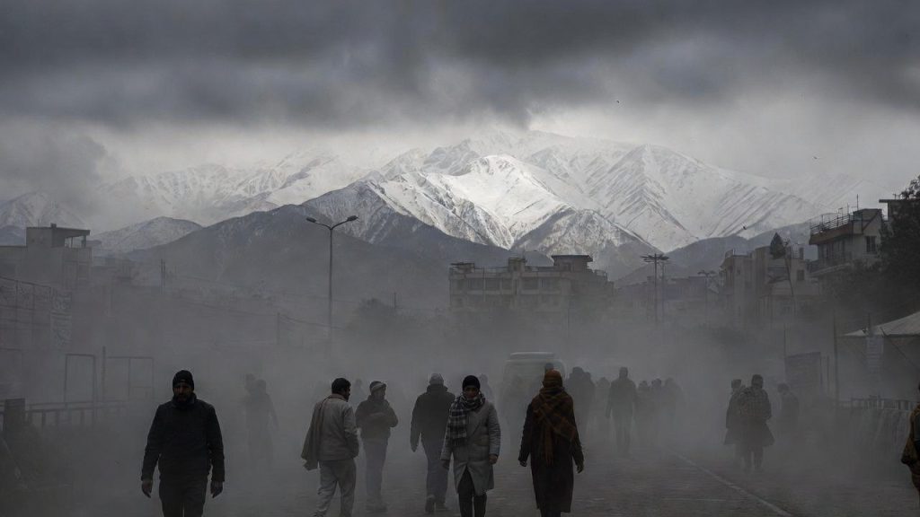 दिल्ली में कंपकंपा देने वाली ठंड का कहर जारी, 6 राज्यों में बारिश का अलर्ट; पहाड़ों पर भारी...