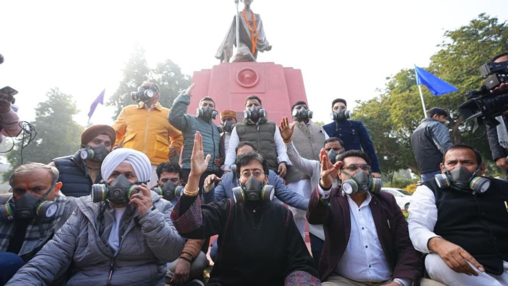 'प्रदूषण से घुट रहा दिल्लीवालों का दम', आप विधायकों ने मास्क लगाकर विधानसभा में किया प्रदर्शन | AAP MLAs staged a protest in the assembly, wearing masks to raise awareness about...